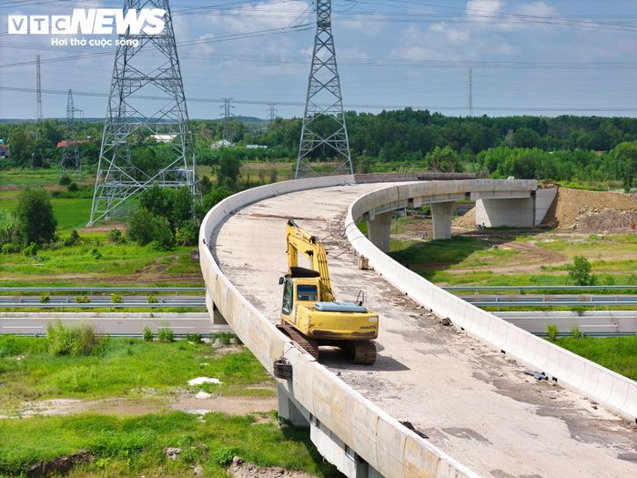 Ngày 27/10, Ban Quản lý dự án đầu tư xây dựng công trình giao thông TP Đồng Nai thông báo chấm dứt hợp đồng xây dựng với Công ty Cổ phần Xây dựng Tân Nam, nhà thầu thi công gói thầu xây dựng số 26 thuộc dự án thành phần 3, đường Vành đai 3 TP.HCM.