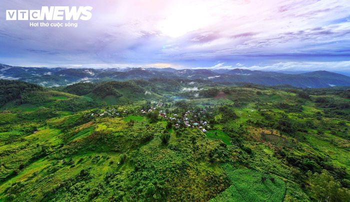 Làng O2 nằm cheo leo trên đỉnh núi Konhlon, ở độ cao hơn 1.000m so với mực nước biển thuộc xã Vĩnh Sơn (tỉnh Gia Lai) cách trung tâm xã khoảng 50km. Đường đến với O2 tuy đã được đầu tư nâng cấp một phần nhưng việc đi lại vẫn chủ yếu là đi bộ qua những cánh rừng.