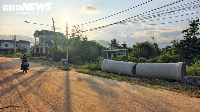 Được biết, tuyến đường có tổng vốn đầu tư hơn 162 tỷ đồng để nâng cấp, mở rộng , được khởi công hồi tháng 10/2023 do Ban quản lý Dự án đầu tư xây dựng và phát triển quỹ đất TP.Quy Nhơn (nay là phường Quy Nhơn Tây) làm chủ đầu tư.