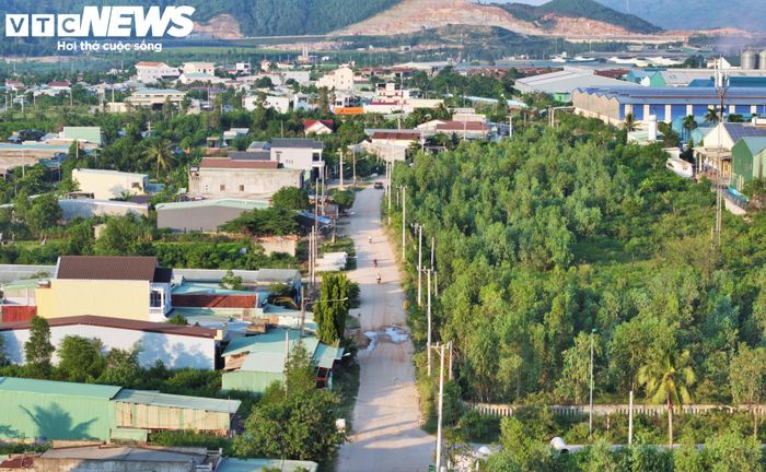 Lãnh đạo UBND phường Quy Nhơn Tây chia sẻ, việc dự án triển khai chậm đã gây khó khăn cho người dân trong quá trình đi lại và sinh hoạt hằng ngày. Nguyên nhân cốt lõi ở đây là công tác đền bù, giải phóng mặt bằng thời gian qua gặp khó khăn, vướng mắc một số hộ dân còn chưa đồng thuận với giá đền bù đất đai, vật kiến trúc nên tiến độ thực hiện không đảm bảo. 