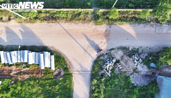 Ghi nhận thực tế, phần đầu tuyến đường, nhiều đoạn đã hoàn tất việc mở rộng, thảm nhựa, xây dựng vỉa hè, tạo diện mạo khang trang nhưng còn lại một đoạn dài mặt đường vẫn ngổn ngang. Đất đá, bê tông, trang thiết bị máy móc tràn hai bên đường.