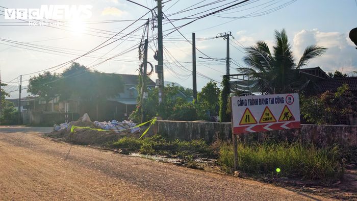 Mặc dù dự án đặt mục tiêu hoàn thành trong năm 2024 nhưng sau 3 năm, xuyên suốt tuyến đường dài 3,3km vẫn là những biển báo công trình đang thi công, những hạng mục chưa hoàn thành, khiến cuộc sống của người dân trầy trật trong thời gian dài.