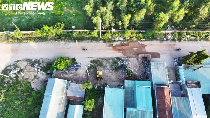 “Địa phương đang tập trung giải quyết, phối hợp cùng các đơn vị liên quan tháo gỡ các khó khăn, vướng mắc trong công tác đền bù, giải phóng mặt bằng. Đồng thời đôn đốc, chỉ đạo các đơn vị thi công tích cực đẩy nhanh tiến độ, sớm hoàn thành công trình. Hiện, còn vướng mắc đoạn cuối tuyến qua khu phố Long Thành”, lãnh đạo UBND phường Quy Nhơn Tây thông tin.