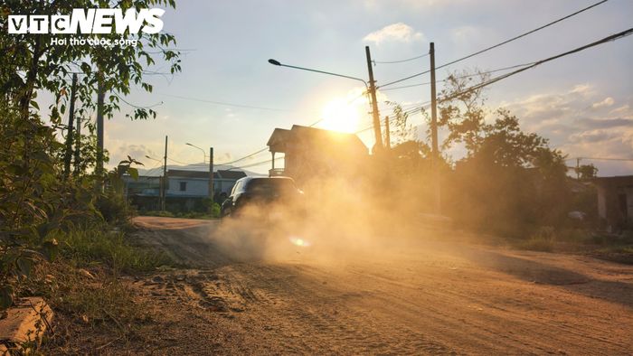 Sau nhiều năm thi công, mặt đường phủ đầy bụi bặm, đất cát khiến trời nắng thì bụi bặm khi các phương tiện giao thông qua lại, trời mưa thì sình lầy.