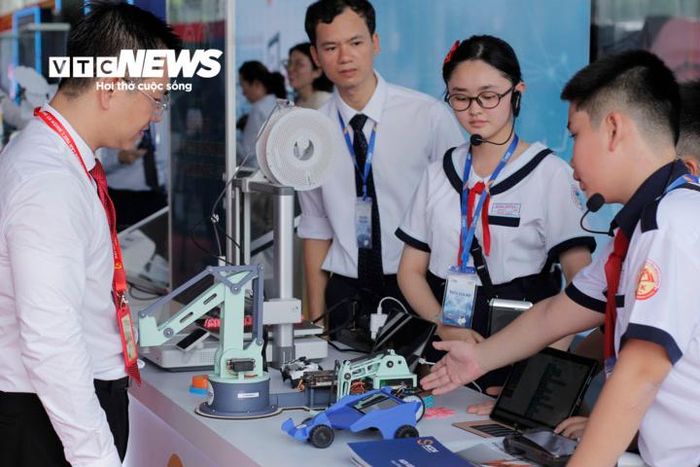 Bên cạnh các đãi ngộ về thu nhập, khuyến khích nghiên cứu sáng tạo, nhân lực chất lượng cao còn được ưu tiên đào tạo, bồi dưỡng. (Ảnh: H. Linh)