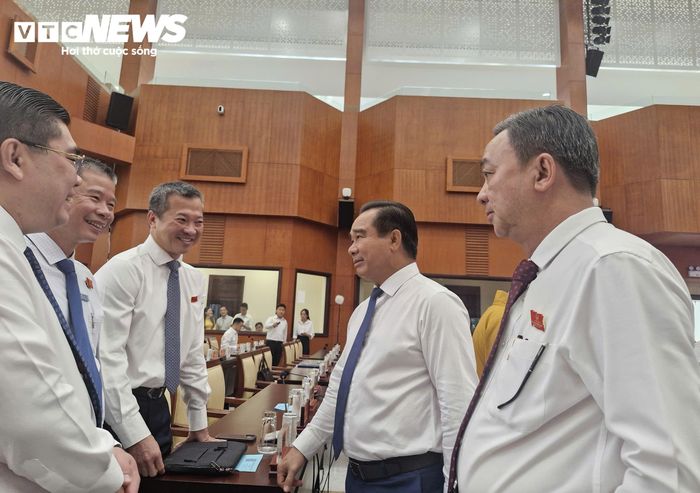 Chủ tịch UBND TP.HCM Nguyễn Văn Được trao đổi với các đại biểu là người đứng đầu nhiều doanh nghiệp lớn của TP.HCM trước phiên họp. (Ảnh: H. Linh)