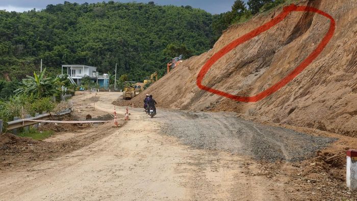 Vết nứt dài khoảng 70m xuất hiện trên taluy dương tại Km136+890, Quốc lộ 28 đoạn qua khu vực giáp ranh giữa xã Phúc Thọ Lâm Hà và xã Tà Đùng.