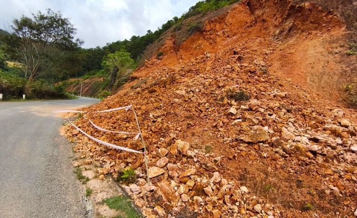 Cơ quan chức năng căng dây cảnh báo tại vị trí bị sạt trượt, sụt lún trên Quốc lộ 28.