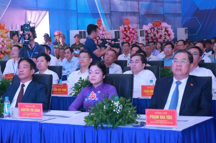 Phó Thủ tướng Phạm Gia Túc và đại biểu dự Lễ khởi công.