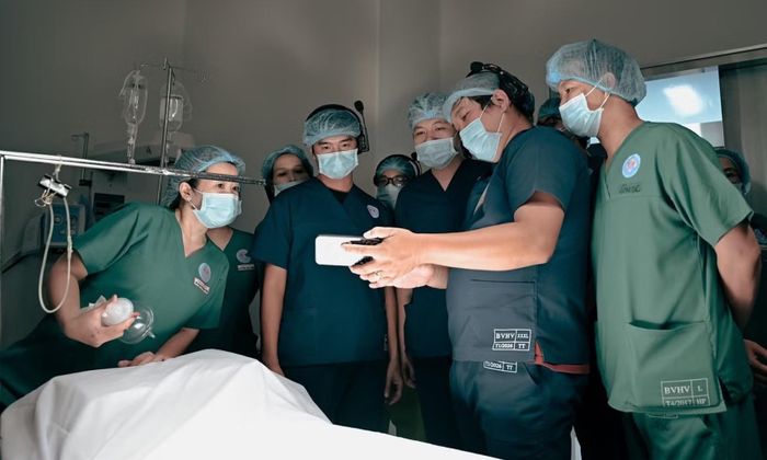 Đạo diễn Thanh Huy trao đổi với các y, bác sĩ và ê-kíp.
