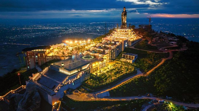 Núi Bà Đen - điểm đến giàu giá trị văn hoá và tâm linh. (Ảnh: Sun Group)