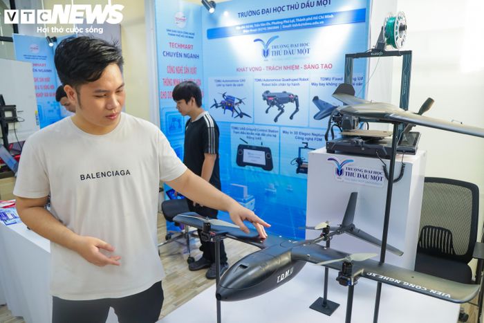 Trường Đại học Thủ Dầu Một đem máy bay không người lái tới sự kiện. (Ảnh: Ngọc Duy)