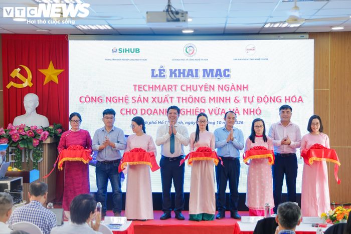 Các đại biểu thực hiện nghi lễ khai mạc sự kiện. (Ảnh: Ngọc Duy)