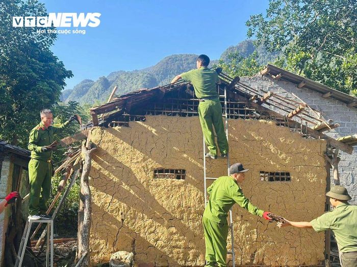 Công an xã hỗ trợ người dân tháo dỡ nhà cũ để xây nhà mới.