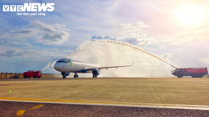 Chuyến bay quốc tế đầu tiên QH9585 của Bamboo Airways đưa 166 hành khách bay thẳng từ Macao (Trung Quốc) đến Quy Nhơn.