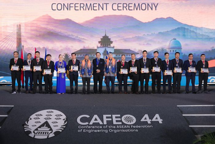  Các tân kỹ sư ASEAN của EVNHCMC và đoàn công tác nhận giải thưởng.