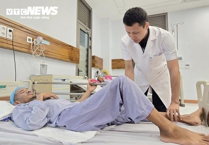 Hình ảnh anh Tuấn thời điểm nằm viện điều trị. 