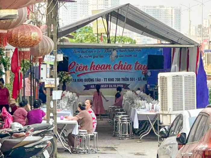 Bữa liên hoan là dịp để bà con ngồi lại, trò chuyện và nhắc về quãng thời gian sống cùng nhau trước khi đến nơi ở mới.