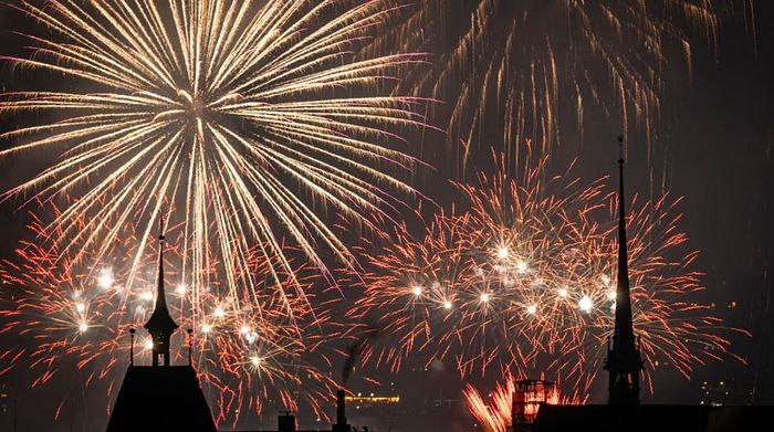 Pháo hoa thắp sáng bầu trời đêm Zurich, Thụy Sĩ, trong thời khắc giao thừa năm 2026. (Ảnh: AP)