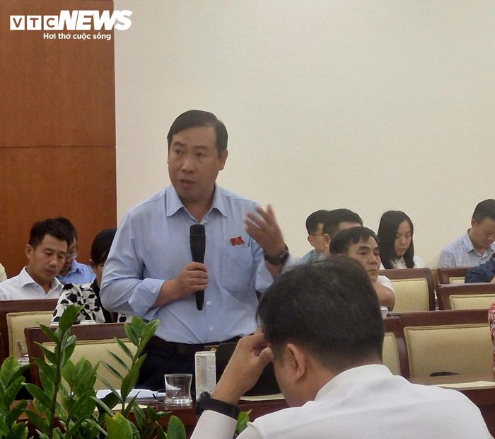 Đại biểu Lê Minh Đức cho rằng những tên gọi xa lạ với lịch sử địa phương hoặc không tạo được sự gắn kết với cộng đồng cần được cân nhắc thận trọng khi sử dụng đặt tên đường. 