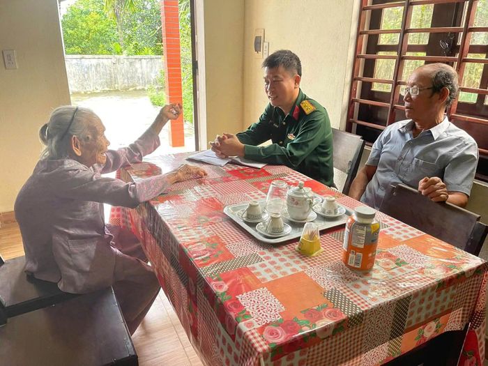 Cán bộ Ban Chỉ huy quân sự phường Phong Thái làm việc tiếp nhận thông tin từ người dân về mộ liệt sĩ tập thể tại xứ Cồn Bệ (Tổ dân phố Đông Hiền). (Ảnh: T.D)