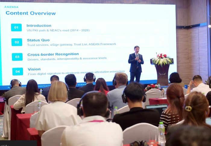 Ông Phạm Quốc Hoàn, Phó Giám đốc NEAC, chia sẻ về hành lang pháp lý chứng thực điện tử quốc gia. (Ảnh: MST)