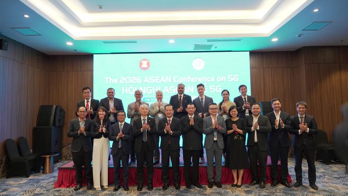 Các đại biểu, chuyên gia chụp hình tại hội thảo. (Ảnh: MST)