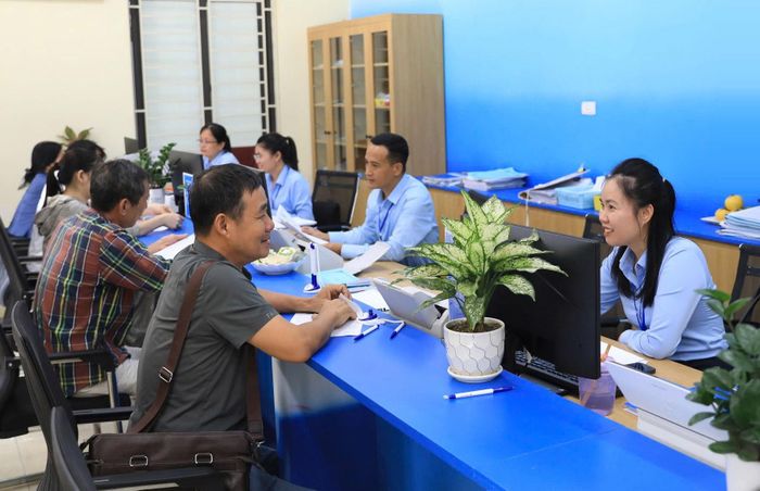 Thành phố Hà Nội xác định đánh giá cán bộ dựa trên hiệu quả công việc và mức độ hài lòng của người dân, doanh nghiệp. Trong ảnh: Giải quyết thủ tục cho người dân tại Điểm phục vụ hành chính công Thư Lâm. Ảnh: Nguyễn Quang