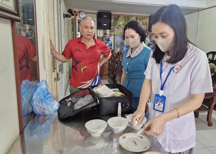 Công tác kiểm tra, xét nghiệm nhanh về an toàn thực phẩm, dụng cụ chế biến, sử dụng tại các nhà hàng được thực hiện đúng quy định, góp phần bảo vệ quyền lợi, sức khoẻ người tiêu dùng. Ảnh: Nguyễn Chương