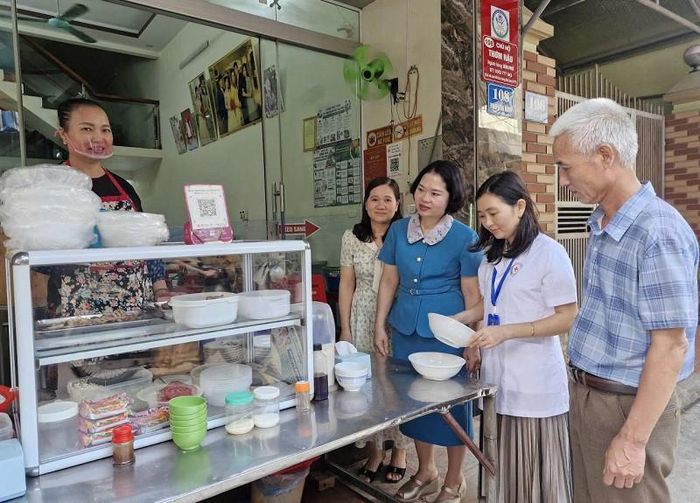 Các cơ quan chuyên môn ở xã Phú Xuyên tiến hành kiểm tra, giám sát điều kiện kinh doanh, hướng dẫn các chủ hộ thực hiện nghiêm các quy định về an toàn thực phẩm. Ảnh: Nguyễn Chương