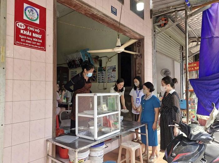 Đoàn công tác của xã Phú Xuyên tiến hành kiểm tra, giám sát tại “tuyến phố đảm bảo an toàn thực phẩm có kiểm soát” ở khu phố Hoà Bình, thôn Đỗ Xá. Ảnh: Nguyễn Chương
