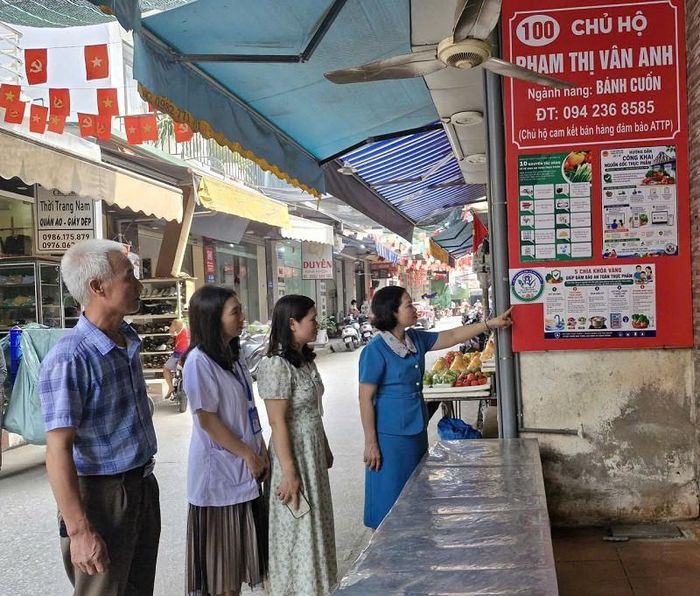 Việc nhân rộng mô hình “tuyến phố đảm bảo an toàn thực phẩm có kiểm soát” được xã Phú Xuyên tiếp tục thực hiện một cách thực chất, phát huy hiệu quả lâu dài. Ảnh: Nguyễn Chương