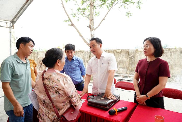 Phó Bí thư thường trực Đảng ủy xã Thường Tín Trần Hồng Hạnh tham gia tuyên truyền, vận động người dân phối hợp trong công tác GPMB dự án. Ảnh: PV