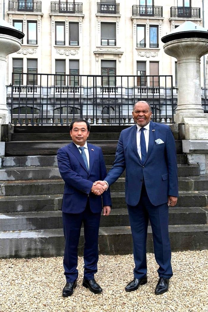 Bí thư Thành ủy Hà Nội Trần Đức Thắng và ngài Bertin Mampaka Mankamba, Chủ tịch Nghị viện Vùng Thủ đô Brussels. Ảnh: Sở Ngoại vụ Hà Nội