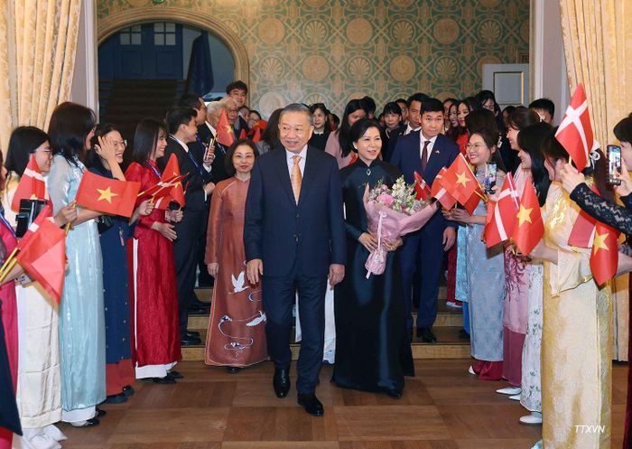 Tổng Bí thư, Chủ tịch nước Tô Lâm và Phu nhân Ngô Phương Ly dự buổi gặp gỡ cán bộ, nhân viên Đại sứ quán Việt Nam tại Đan Mạch. Ảnh: TTXVN