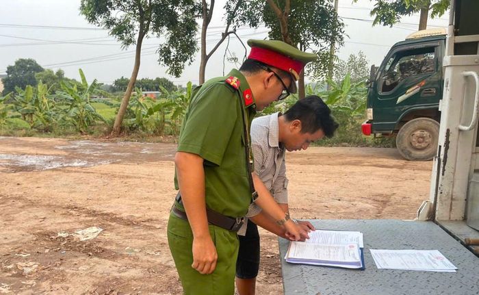 Lập biên bản xử phạt lái xe và phương tiện vi phạm. Ảnh: PV