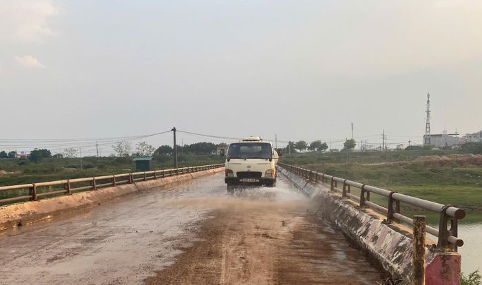 Lực lượng chức năng yêu cầu đơn vị thi công có biện pháp bảo đảm vệ sinh môi trường, an toàn giao thông. Ảnh: PV