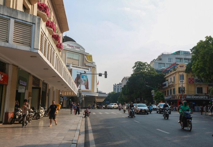 Tuyến phố Đinh Tiên Hoàng, không gian gắn với các hoạt động văn hóa, giao lưu và sinh hoạt cộng đồng, góp phần tạo nên bản sắc của trung tâm Thủ đô. Ảnh: Khánh Huy