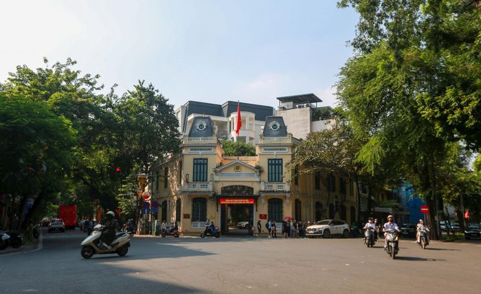 Nhiều công trình kiến trúc có giá trị dọc theo tuyến phố Lê Thái Tổ tới góc đường Tràng Thi. Ảnh: Khánh Huy