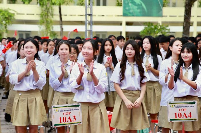 Theo dự thảo của Bộ Giáo dục và Đào tạo, với thi tuyển, kỳ thi lớp 10 gồm 2 môn toán và ngữ văn. Ảnh: PHC