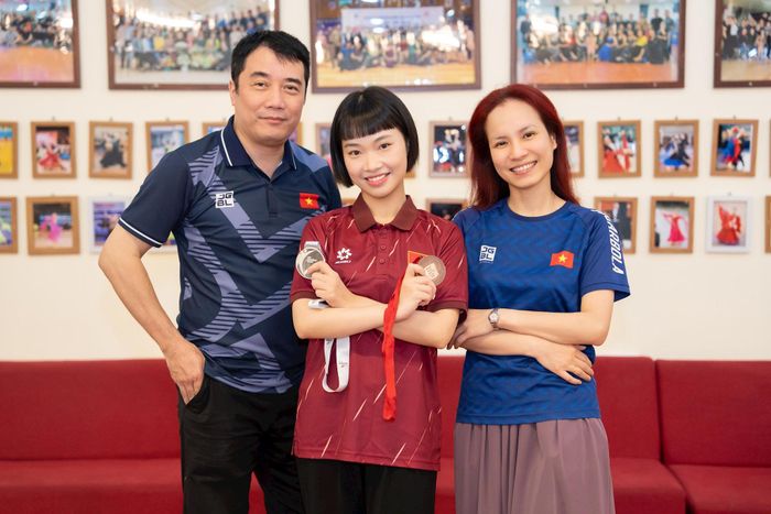 HLV Phan Hồng Việt - Hoàng Thu Trang cùng học trò Nhã Uyên. Ảnh: Nhân vật cung cấp