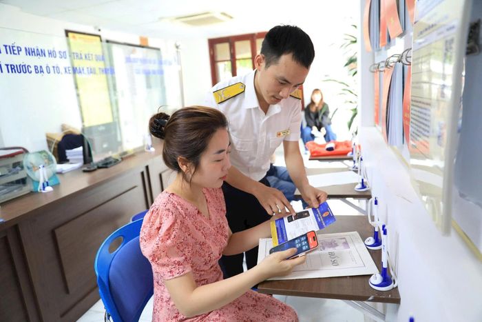 Cán bộ thuế Hà Nội hướng dẫn người dân trong Chiến dịch làm sạch mã số thuế. Ảnh: Phạm Hùng