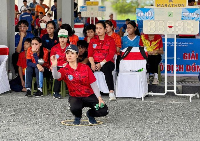 Vận động viên Nguyễn Thị Hiền, một trong những vận động viên chủ chốt của đội bi sắt Hà Nội. Ảnh: Hữu Trưởng.