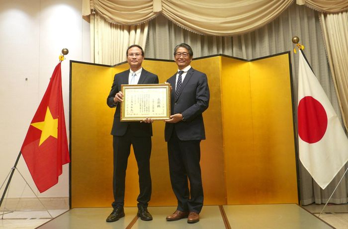 Đại sứ Ito Naoki trao Bằng khen của Bộ Ngoại giao Nhật Bản cho Giám đốc NXB Kim Đồng Bùi Tuấn Nghĩa. Ảnh: Cẩm Anh