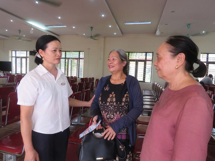 Bà Phạm Thị Ngần, Bí thư Chi bộ, Tổ trưởng Tổ hòa giải thôn Nhuế trò chuyện cùng người dân. Ảnh: PV