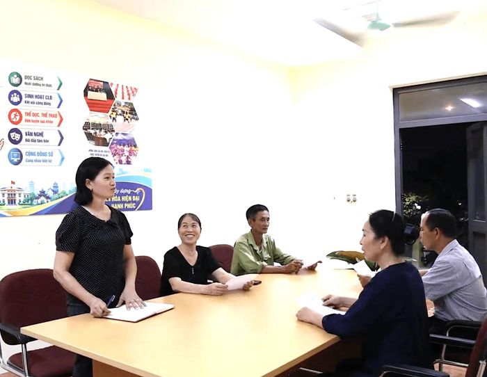 Bà Phạm Thị Ngần chủ trì họp tổ hoà giải thôn Nhuế. Ảnh: PV
