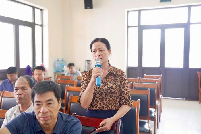 Bí thư Chi bộ thôn Nhuế Phạm Thị Ngần đại diện cho người dân thôn Nhuế nêu các kiến nghị tại hội nghị đối thoại giữa người đứng đầu cấp uỷ với nhân dân diễn ra ngày 27-10. Ảnh: PV