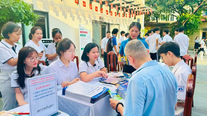 Người lao động trao đổi với đại diện đơn vị tuyển dụng, tìm kiếm cơ hội việc làm phù hợp tại phiên giao dịch việc làm. Ảnh: PV