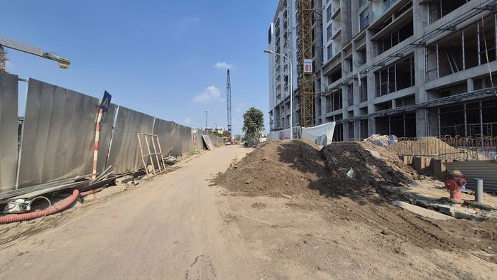 Khu vực đường Đào Thế Tuấn ngổn ngang vật liệu xây dựng của dự án Long Biên Central. Ảnh: HL