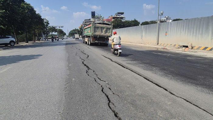 Tuyến đường Vũ Đức Thận bị nứt toác, kéo dài cả 100m. Ảnh: HL